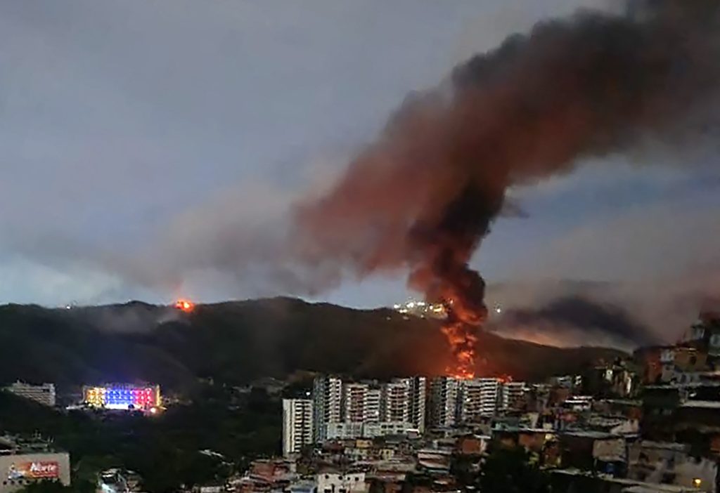 Focuri de armă și mobilizare masivă în apropierea palatului prezidențial din Caracas au stârnit temeri de escaladare a tensiunilor politice din Venezuela, cu doar câteva zile după ce forțele speciale ale Statelor Unite au capturat liderul de facto, Nicolás Maduro