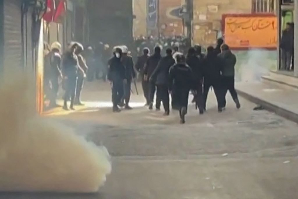Irana se află, pentru al zecelea zi consecutiv, sub incidența unor proteste de amploare, semn al unei tensiuni sociale fără precedent în ultimii ani