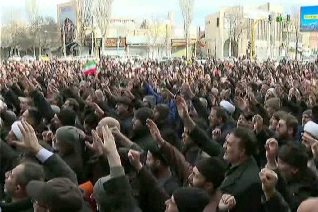 Criza medicală din Iran: spitalele din Teheran, copleșite de răniți în plină zi de proteste Tensiunile din Iran ating cote alarmante în aceste zile, ultimele relatări indicând o criză acută în sistemul medical al țării, odată cu intensificarea manifestațiilor de protest