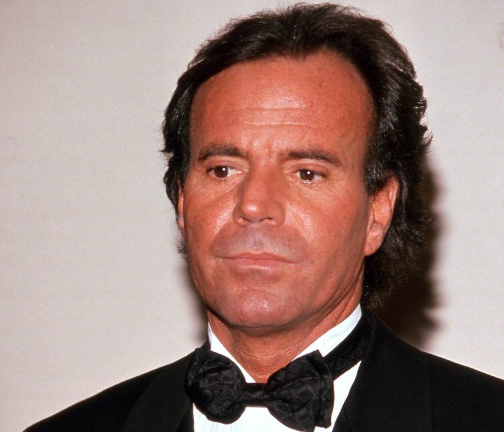 Două foste angajate ale faimosului cântăreț spaniol Julio Iglesias au depus plângere împotriva artistului, acuzându-l de acuzații grave care includ hărțuire sexuală, trafic de persoane și muncă forțată