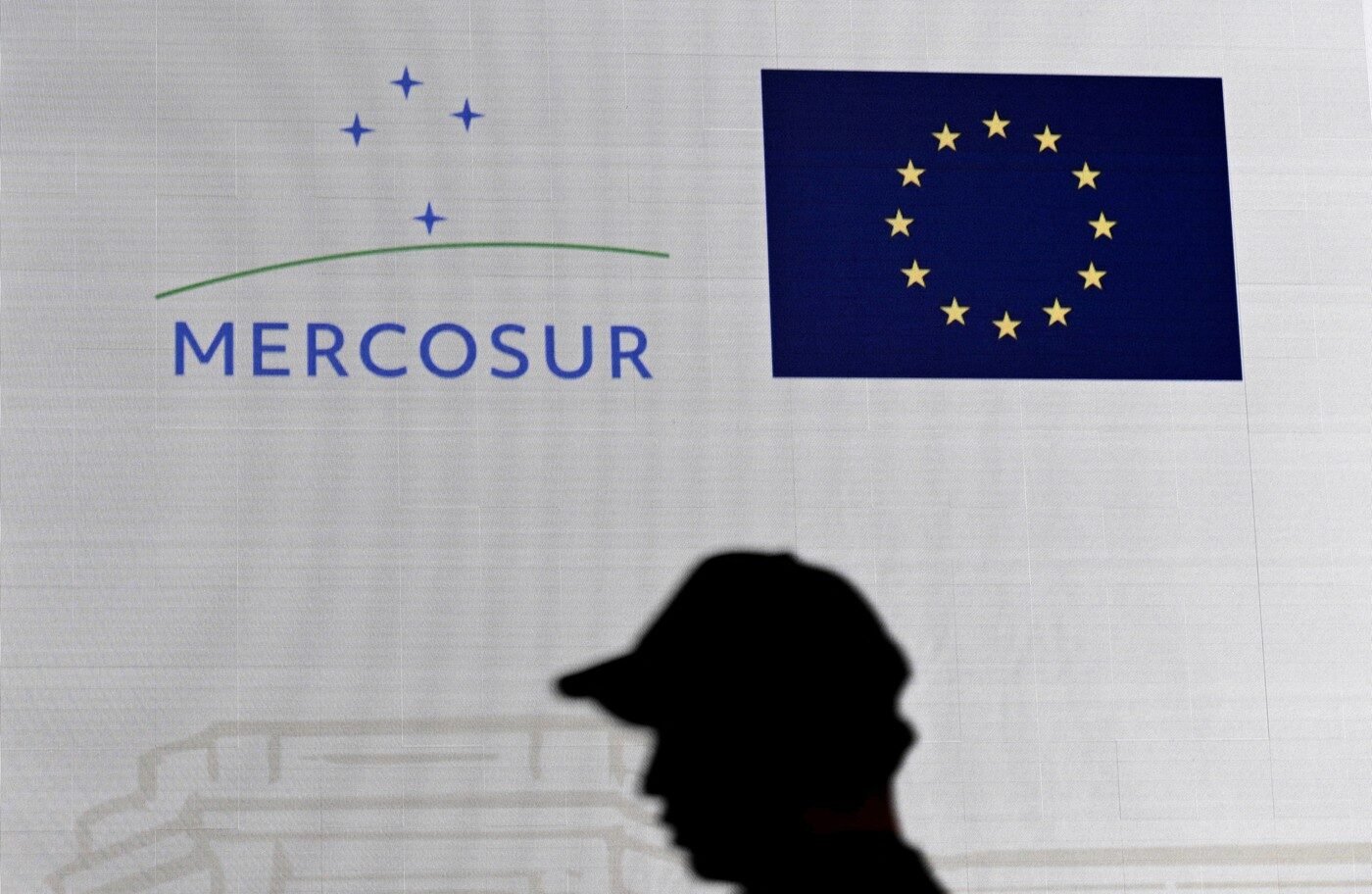 România susține acordul comercial UE-Mercosur, într-un context de controverse și dispute politice De mai bine de un sfert de secol, negocierile privind acordul comercial între Uniunea Europeană și blocul sud-american Mercosur s-au desfășurat cu provocări și obstacole semnificative