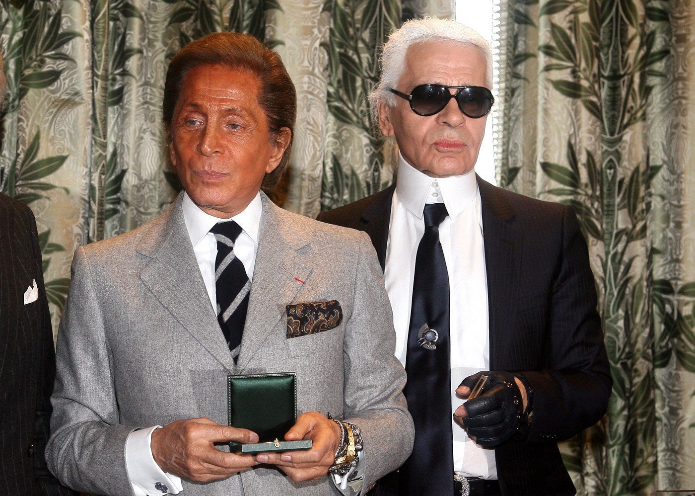 Celebrul creator de modă Valentino Garavani a încetat din viață la vârsta de 93 de ani, succedând unei vieți marcate de eleganță, inovație în fashion și o influență de durată asupra industriei globale a modei