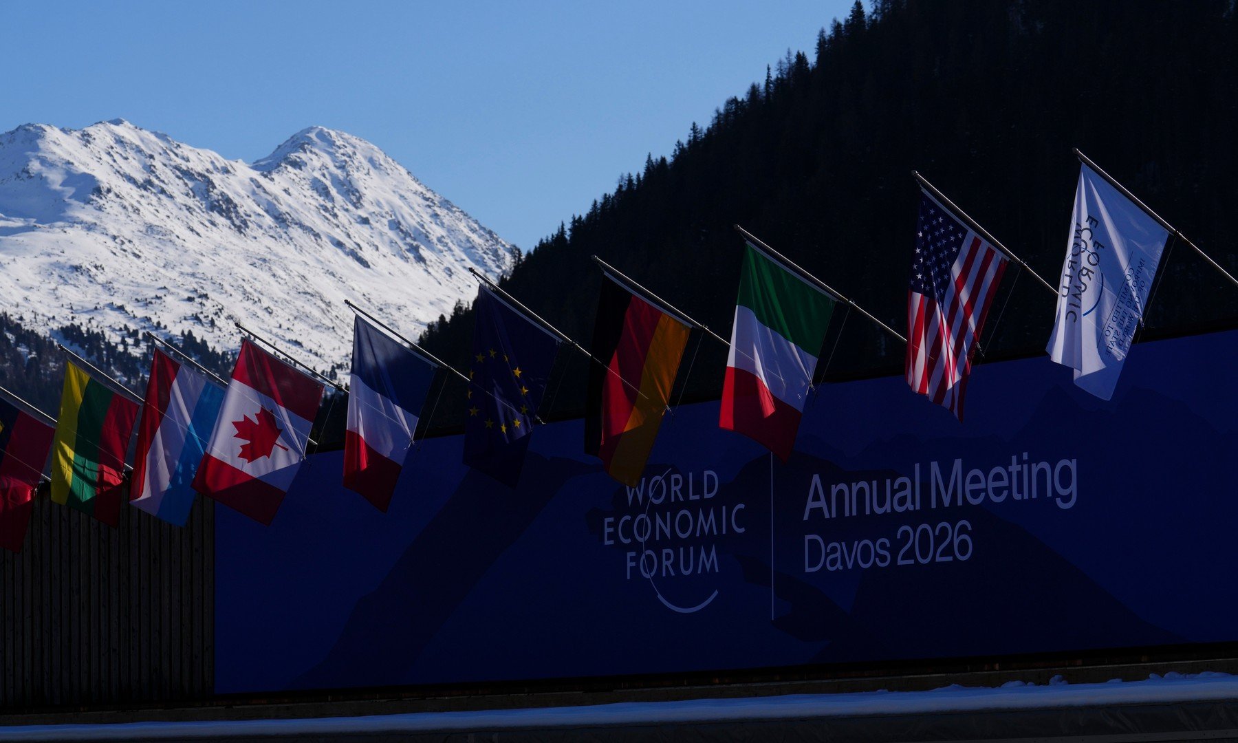 România își face simțită prezența la Davos într-un mod inedit, cu cea mai amplă delegație de până acum, în ciuda faptului că rămâne adesea pe marginea rândului în arena geopolitică globală