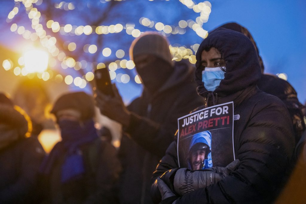 Tragedie și controverse: Vijelie mortală în interiorul sistemului de justiție federală din SUA Un incident care a zguduit America și a readus în centrul atenției problema violenței extrem de grave în forțele de ordine a avut loc recent în statul Georgia, unde un bărbat de 37 de ani, Alex Pretti, și-a pierdut viața după ce a fost împușcat de un ofițer federal