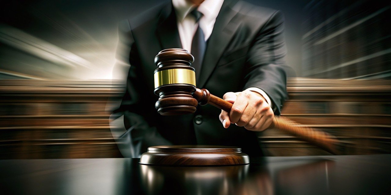 Un bărbat din București a fost condamnat recent la un an și cinci luni de închisoare cu suspendare, după ce a fost găsit vinovat de promovarea simbolurilor fasciste și de amenințări prin intermediul rețelelor sociale