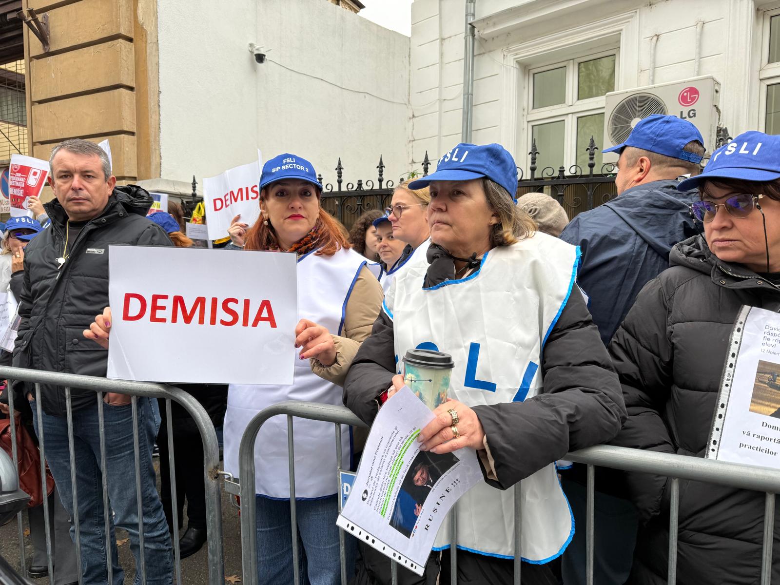 Proteste în sistemul educațional: Sindicatele anunță o manifestație de amploare în fața Guvernului pentru apărarea condițiilor de muncă La nici o lună după încheierea sesiunii parlamentare, sistemul de învățământ din România se pregătește pentru un nou val de proteste, într-o manifestație programată pentru data de 4 februarie 2026, la sediul Guvernului