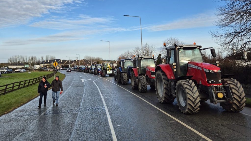 Mii de agricultori irlandezi protestează împotriva acordului de liber schimb între UE și Mercosur, în timp ce Bruxelles-ul își aproba oficial încheierea negocierilor În fața unor probleme de fond legate de impactul asupra agriculturii și mediului, agricultura irlandeză și-a ieșit în stradă sâmbătă, protestând în centrul Irlandei împotriva acordului de liber schimb recent aprobat între Uniunea Europeană și Mercosur
