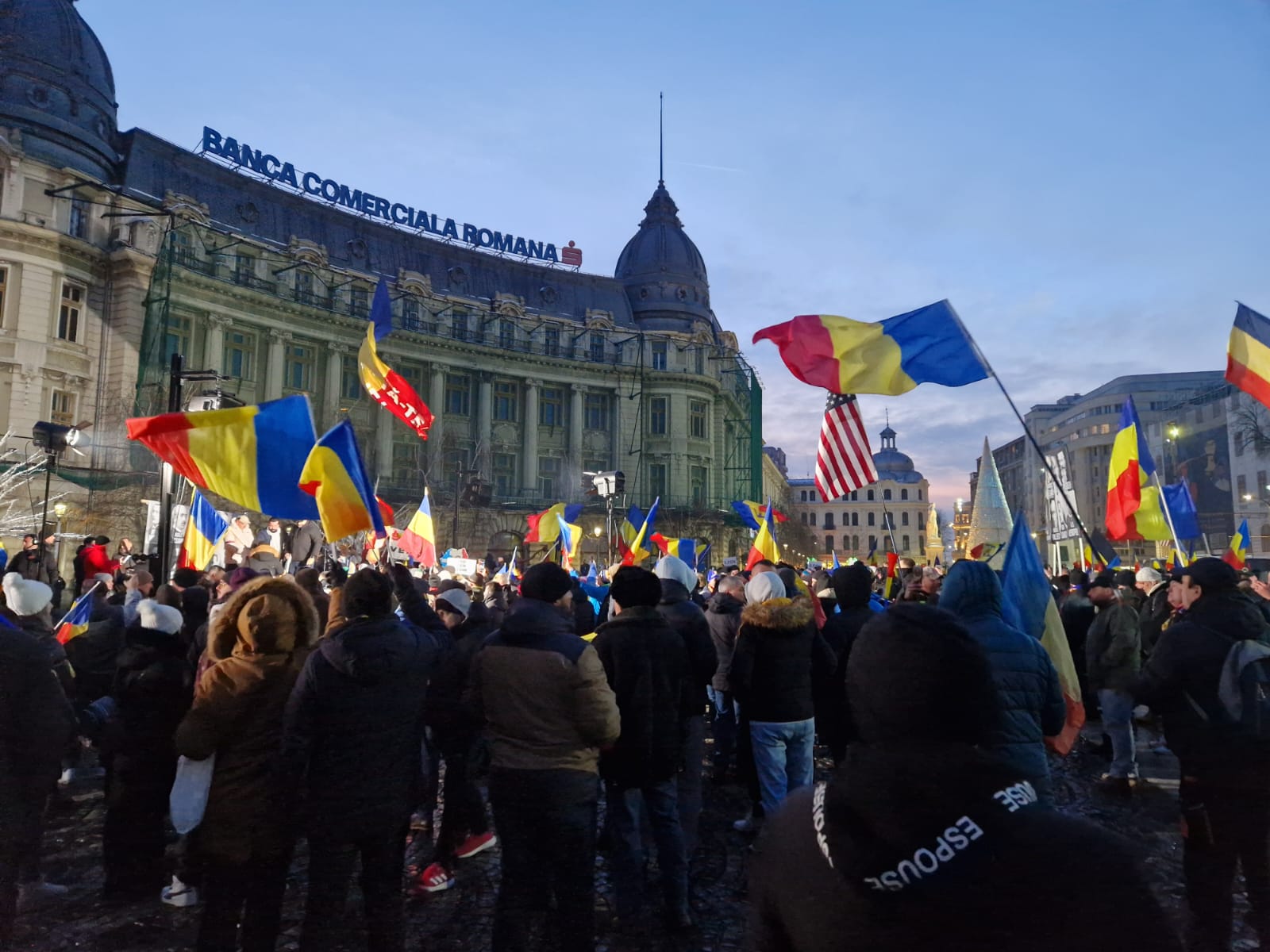 Sute de oameni s-au adunat sâmbătă în centrul Bucureștiului, în Piața Universității, pentru a protesta față de proiectul de lege numit popular „Legea Vexler,” mai ales injunghiat de opoziție din cauza faptului că ar restrânge libertatea de exprimare și ar putea fi folosită pentru a limita drepturile minorităților