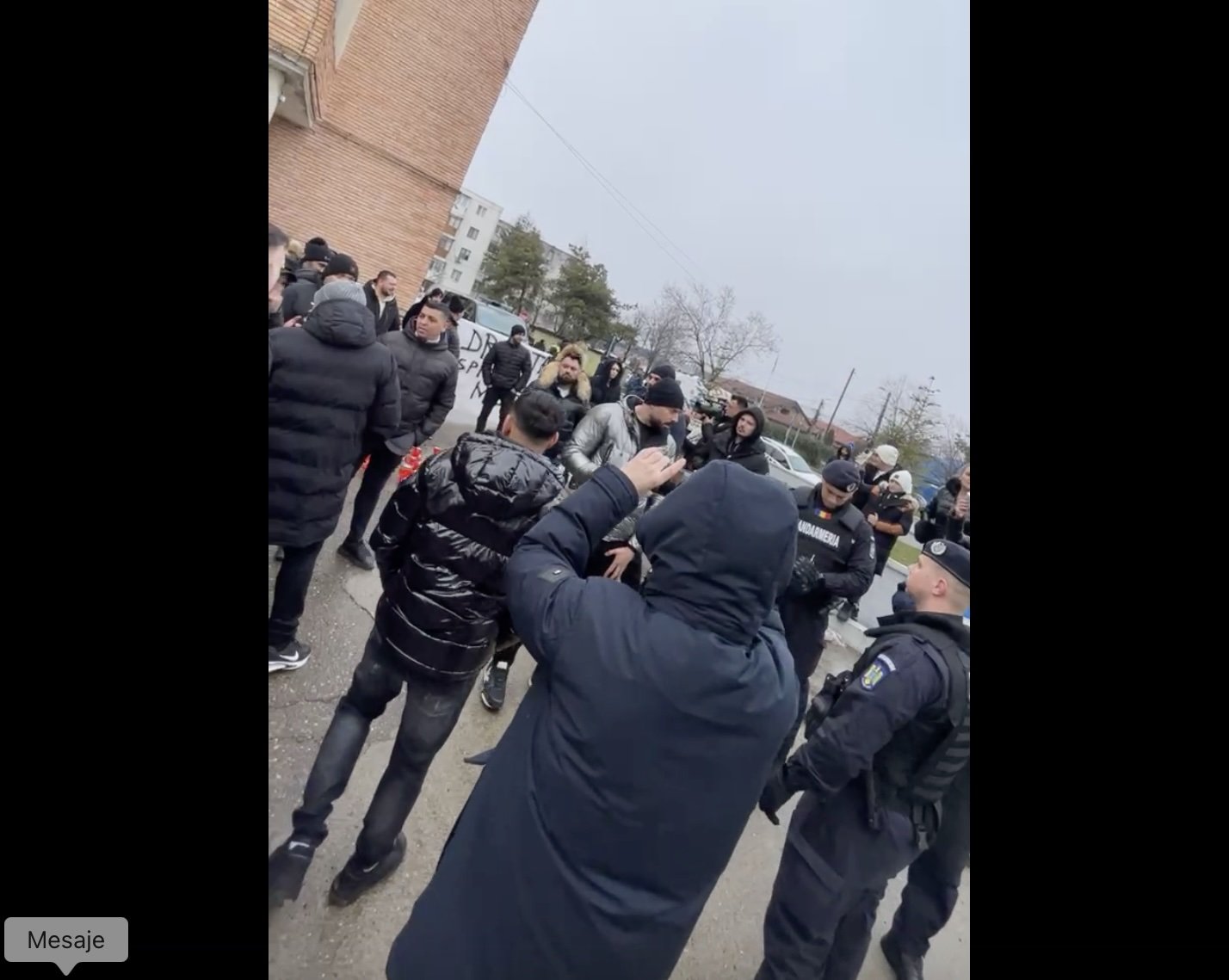 Tensiuni la Spitalul Județean din Buzău după moartea unui pacient tânăr și proteste spontane în curte Un eveniment tragic a degenerat, marți, într-o amplă manifestație spontană în curtea Spitalului Județean de Urgență din Buzău, după ce un tânăr în vârstă de 25 de ani, internat cu o fractură de femur, a decedat în condiții grele