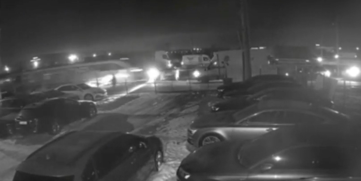 Mașina lovită de tren la Chiajna, apoi răsturnată pe cale ferată (VIDEO)