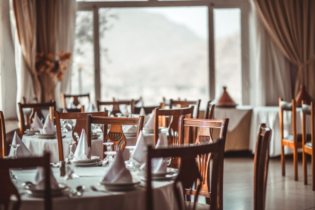 Ungaria alocă 100 de miliarde de forinți pentru susținerea industriei restaurantelor, într-un efort de a revitaliza economia înaintea alegerilor generale Guvernul ungar condus de premierul Viktor Orban a anunțat recent un pachet de sprijin în valoare de 100 de miliarde de forinți (aproximativ 304 milioane de dolari), destinat în special industriei restaurantelor