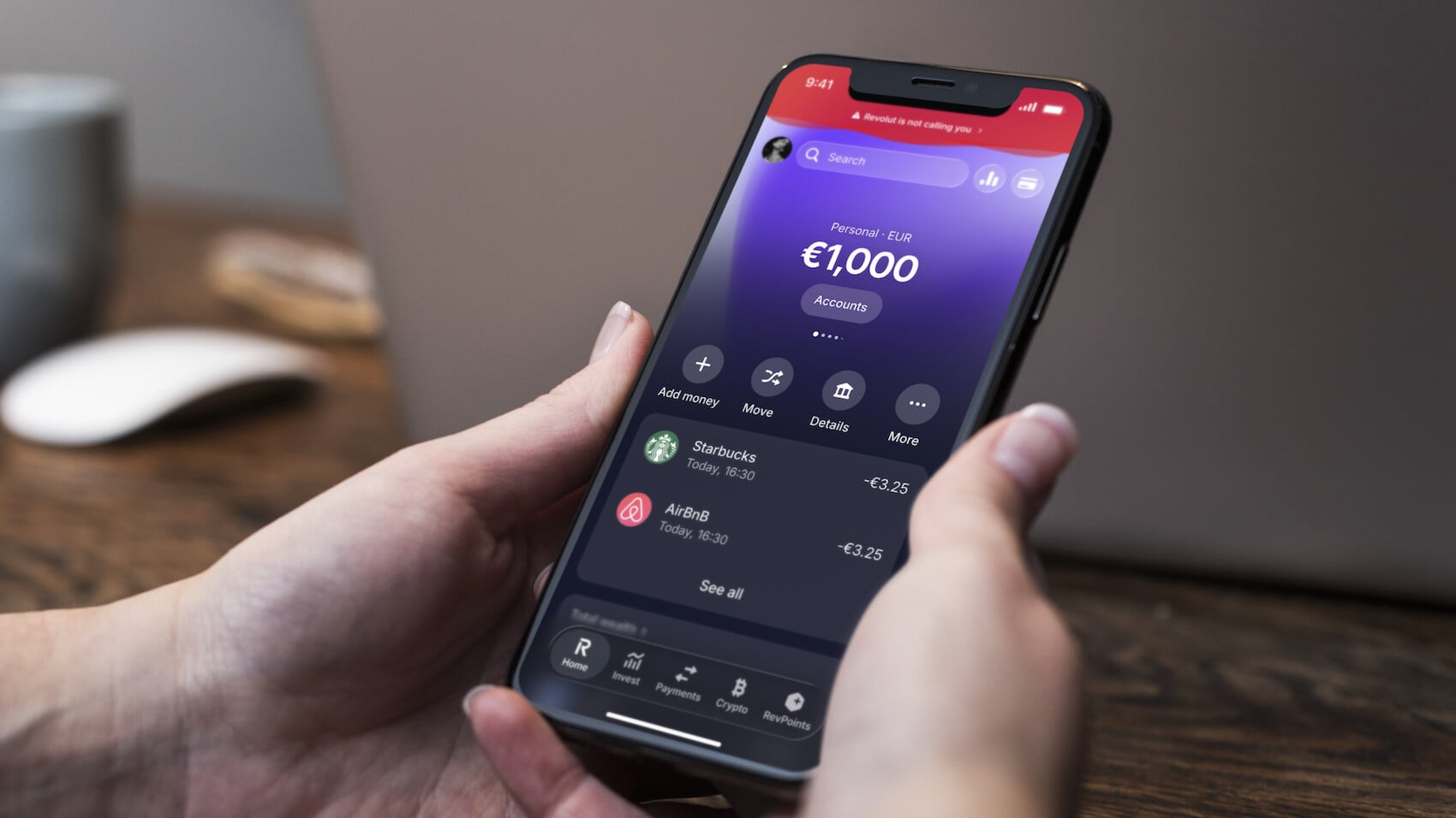 Fraudă la telefon: escrocii devin tot mai inteligenți, dar Revolut vine cu un instrument simplu, însă eficient, pentru a lupta împotriva acestora