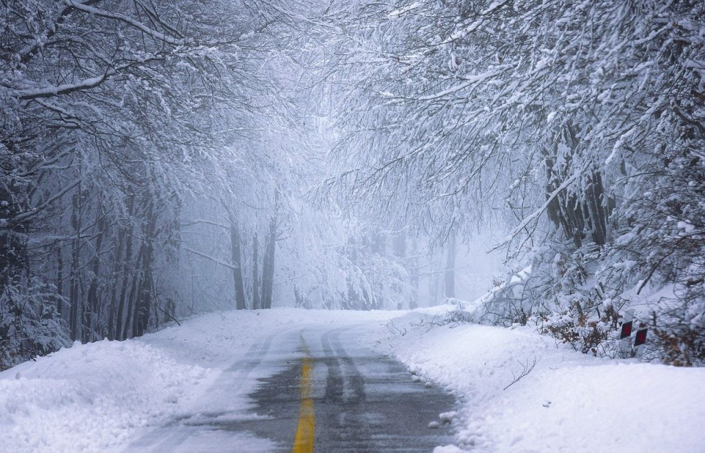 Traficul rutier în Bulgaria ingreunat din cauza condițiilor meteo severe condiții meteorologice extreme au dus, în cursul zilei de vineri, la impunerea unor restricții temporare de trafic pe mai multe porțiuni de drumuri naționale și regionale din Bulgaria