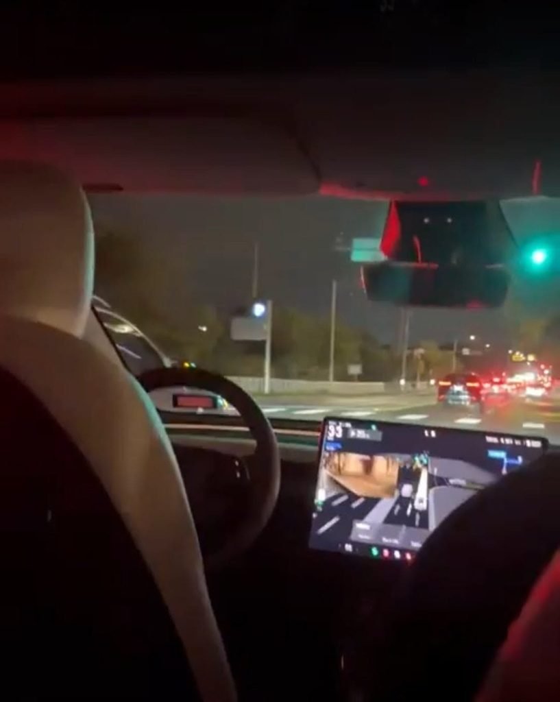 Tesla și Waymo pregătesc revoluția robo-taxiurilor în Europa și Statele Unite Pe măsură ce tehnologia vehiculelor autonome devine tot mai avansată, compania americană Tesla, condusă de miliardarul Elon Musk, și divizia de robo-taxi a Google, Waymo, par a fi pe punctul de a deveni jucători principali pe scena globală a mobilității fără șofer