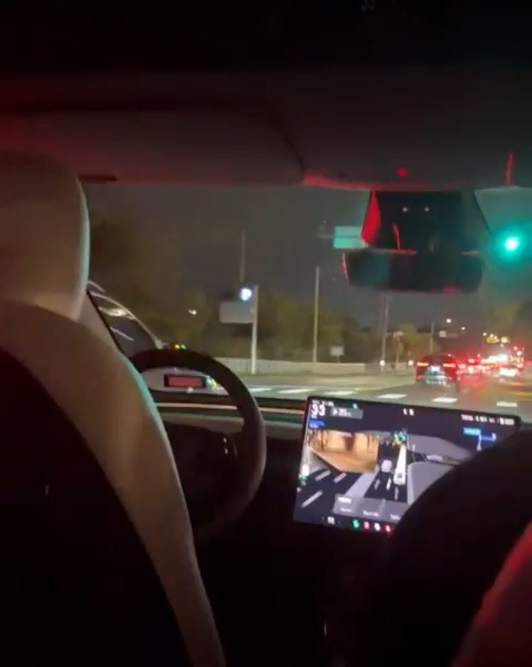 Tesla și Waymo pregătesc revoluția robo-taxiurilor în Europa și Statele Unite Pe măsură ce tehnologia vehiculelor autonome devine tot mai avansată, compania americană Tesla, condusă de miliardarul Elon Musk, și divizia de robo-taxi a Google, Waymo, par a fi pe punctul de a deveni jucători principali pe scena globală a mobilității fără șofer