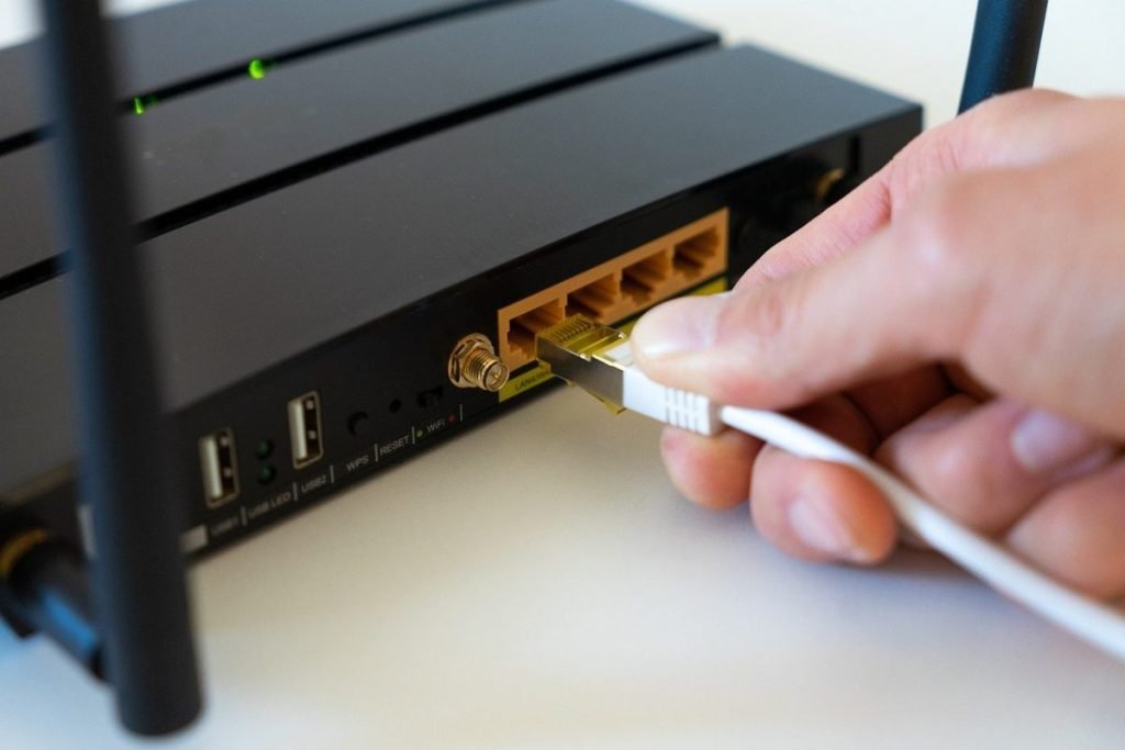 UE reconsideră importanța internetului ca infrastructură strategică, similara cu drumurile sau rețelele de energie, într-un context în care dependența de serviciile cloud ale companiilor americane devine tot mai evidentă și percepută ca un risc pentru securitatea publică și stabilitatea economică