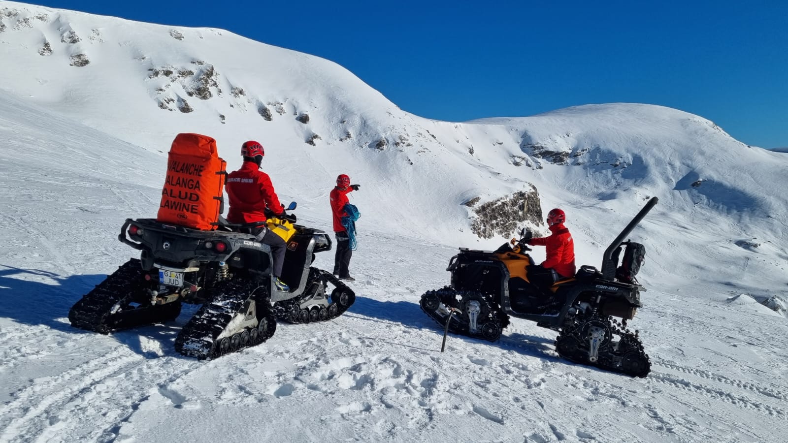 Un weekend agitat pentru echipele de salvamont din România: în doar 24 de ore, acestea au intervenit de peste o sută de ori pentru a ajuta turiști aflați în dificultate în zone montane, evidențiind, o dată în plus, vulnerabilitatea potențială a celor care aleg să petreacă timpul în aer liber pe marginea sau în inima munților