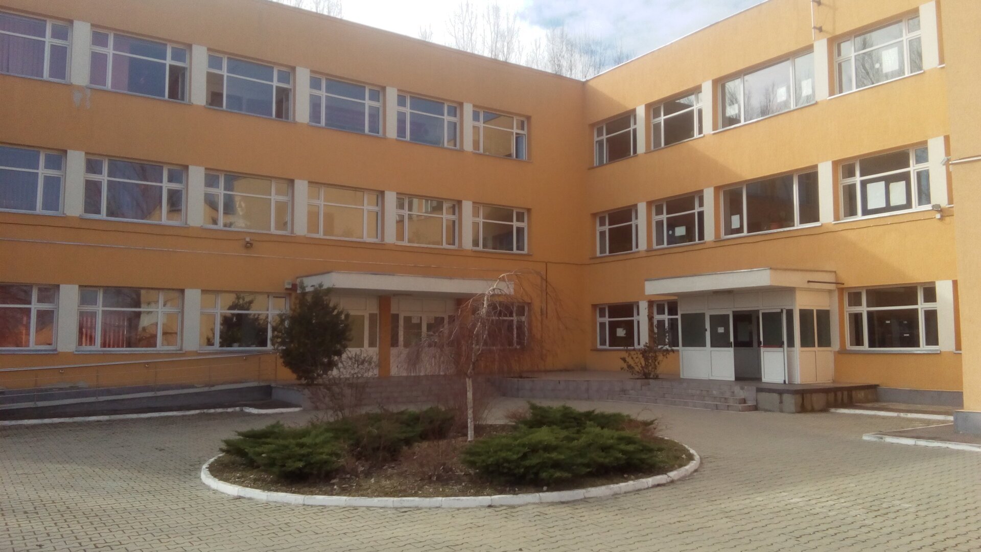 Primăria Sectorului 3 planifică din nou o majorare a costurilor pentru renovarea Liceului Tehnologic „Dragomir Hurmuzescu”, în contextul în care suma estimată pentru proiect a fost deja ajustată de mai multe ori de la începutul anului