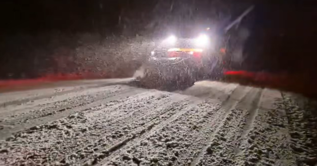 Drum județean închis, autoturisme blocate în zăpadă!