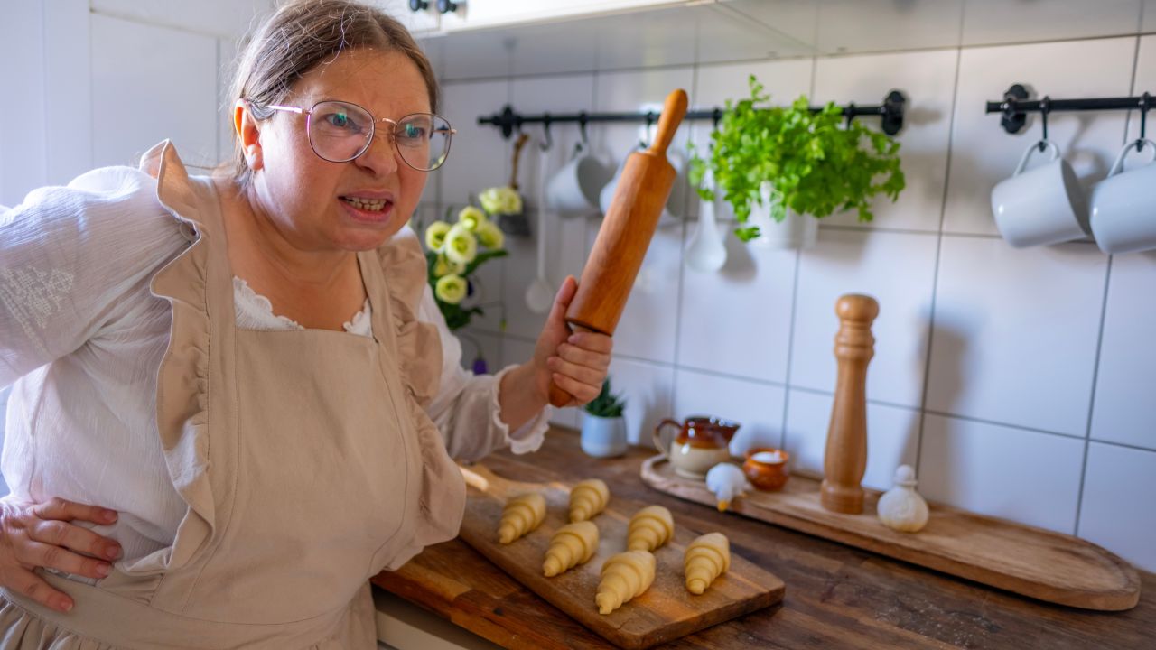 Femeie reținută după un scandal de gelozie în Lipova O femeie de 40 de ani a fost reținută de poliție, vineri, după ce a agresat violent soțul ei, în cadrul unui scandal domestic provocat de o criză de gelozie