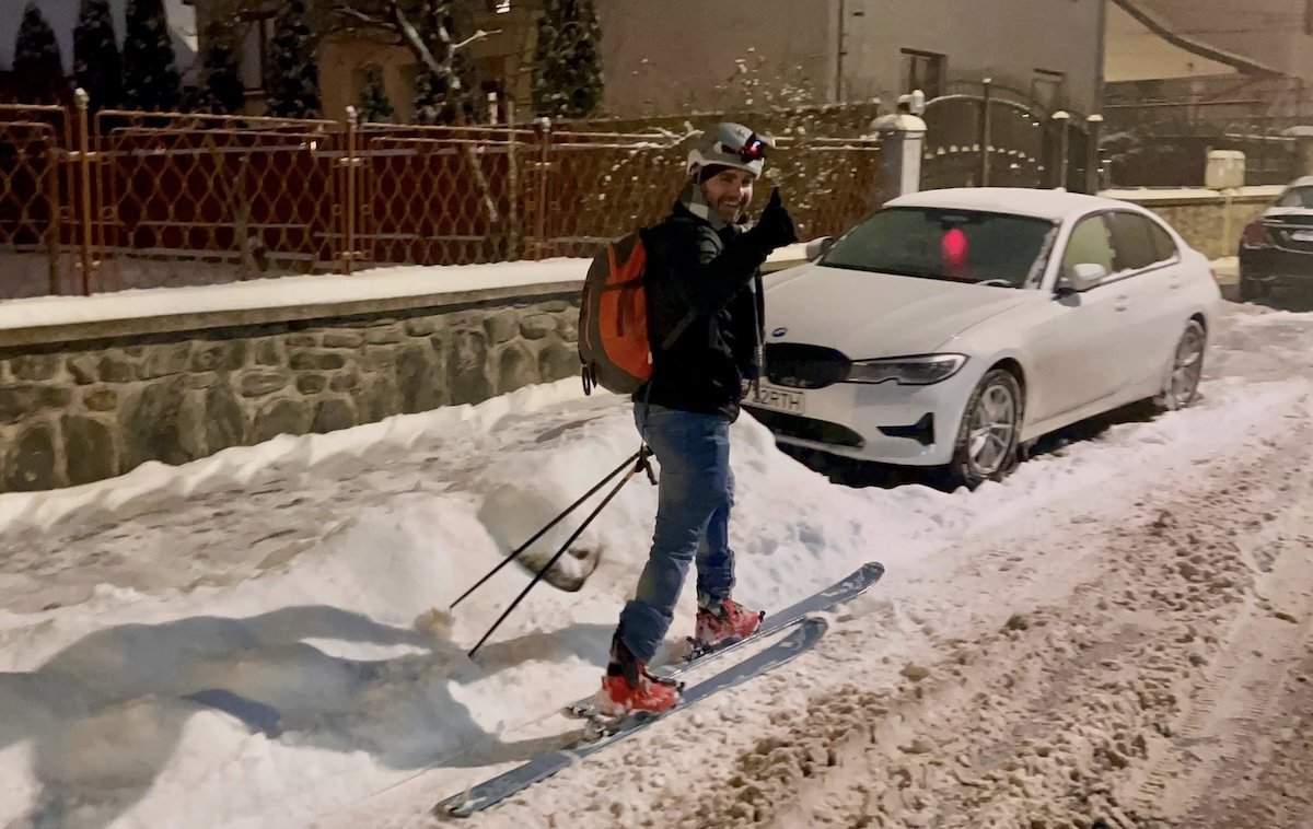 Sibian surprins mergând cu schiurile prin oraș, răspuns: „La muncă”