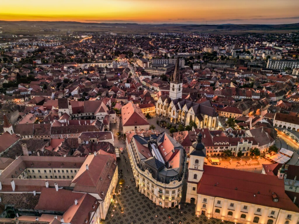 Cluj-Napoca și Sibiu păstrează pozițiile de vârf în Topul Orașelor din România pentru 2025 Anul 2025 confirmă pozițiile ferm stabilize ale Cluj-Napoca și Sibiu în topul celor mai atractive orașe din România, în ciuda schimbărilor regulate și a provocărilor economice din ultimii ani