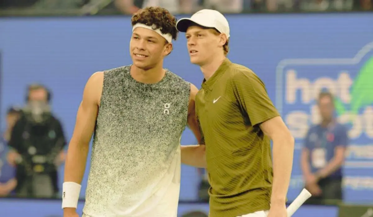 Jannik Sinner se pregătește pentru un meci decisiv în sferturile de finală ale Australian Open 2026, confruntându-se cu americanul Ben Shelton pe legenda Rod Laver Arena