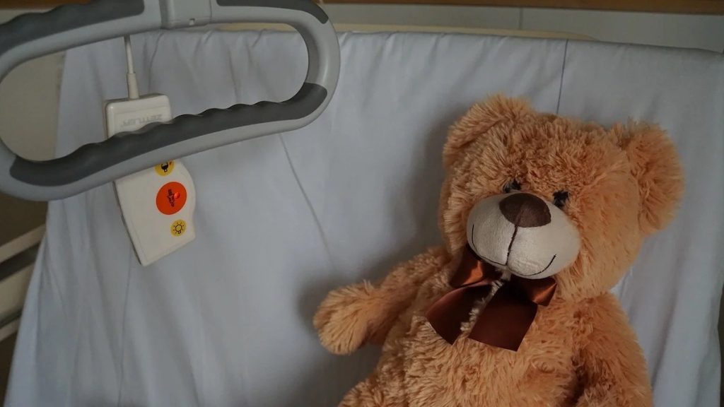 Procesul care vizează tragedia de la Spitalul Județean Sibiu, unde în 2013 și-a pierdut viața un copil de doar trei ani în urma unei operații de polipi, a fost reînceput după mai bine de un deceniu, marcând o nouă fază în demersul judiciar