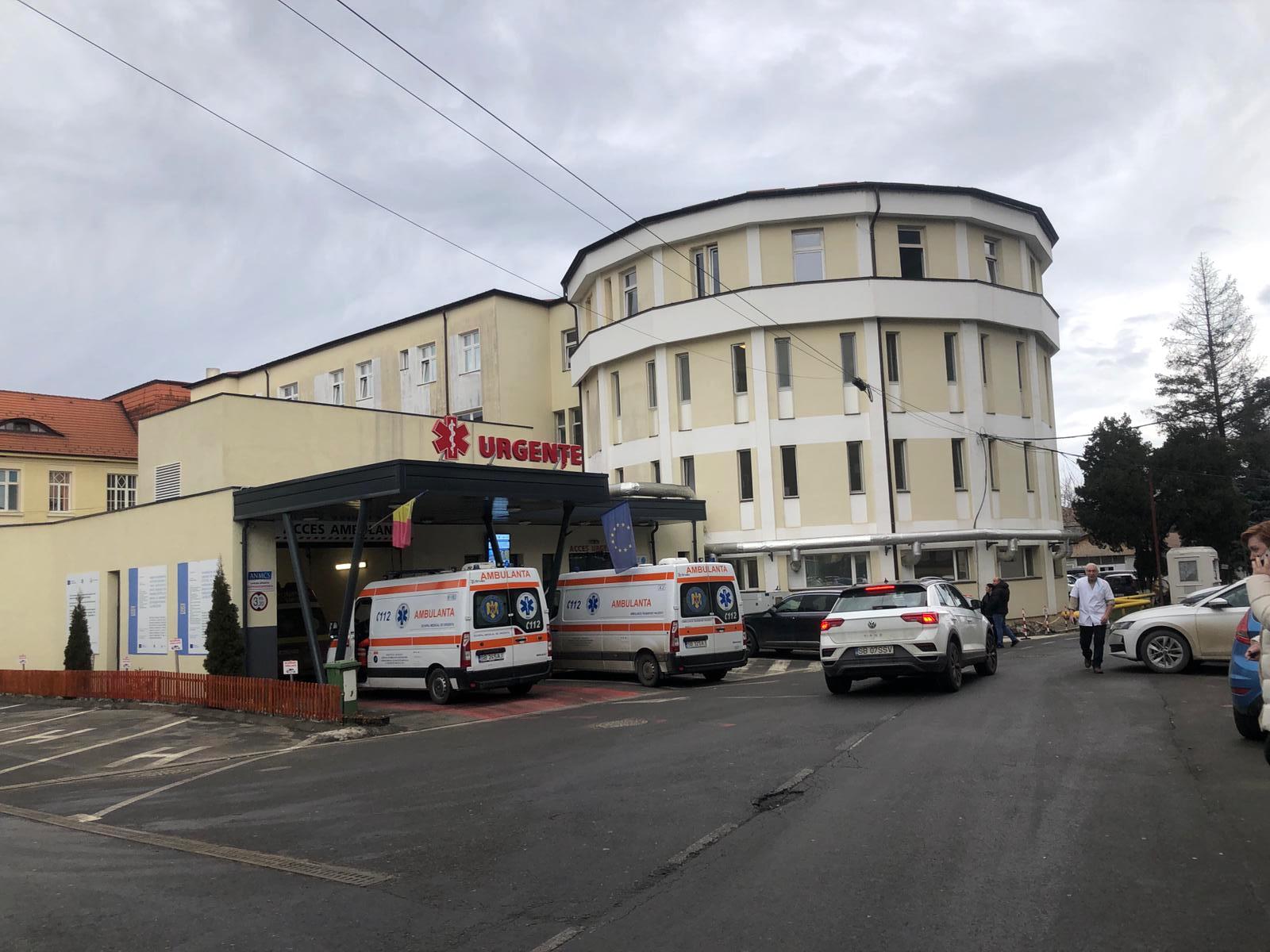 Secția de Ortopedie a Spitalului Județean, copleșită de pacienți, simptomează criza sistemului medical local Zorii nopții nu mai însoțesc odată cu eficiența sistemului medical local, iar pacienții care ajung la Secția de Ortopedie a Spitalului Județean din orașul nostru au devenit simpli numeri în statistica aglomerată, acuzând zile lungi de așteptare, durere și disconfort