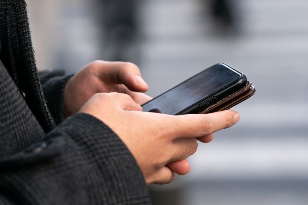 Amenințarea spyware-ului movil: când telefoanele devin arme de supraveghereți La sfârșitul anului 2022, sute de utilizatori de telefoane inteligente, atât pe platformele iPhone, cât și pe Android, au primit notificări alarmante din partea platformelor, avertizându-i că dispozitivele lor ar putea fi ținta unor atacuri sofisticate de spyware