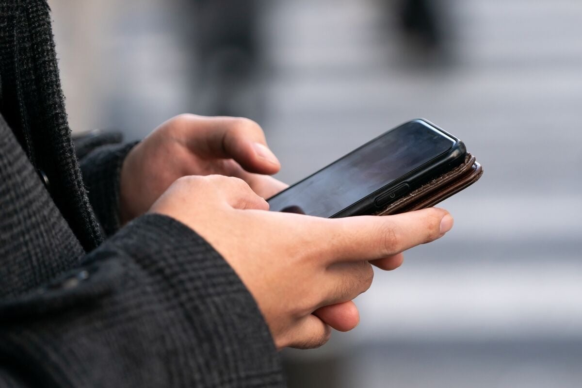 Amenințarea spyware-ului movil: când telefoanele devin arme de supraveghereți La sfârșitul anului 2022, sute de utilizatori de telefoane inteligente, atât pe platformele iPhone, cât și pe Android, au primit notificări alarmante din partea platformelor, avertizându-i că dispozitivele lor ar putea fi ținta unor atacuri sofisticate de spyware
