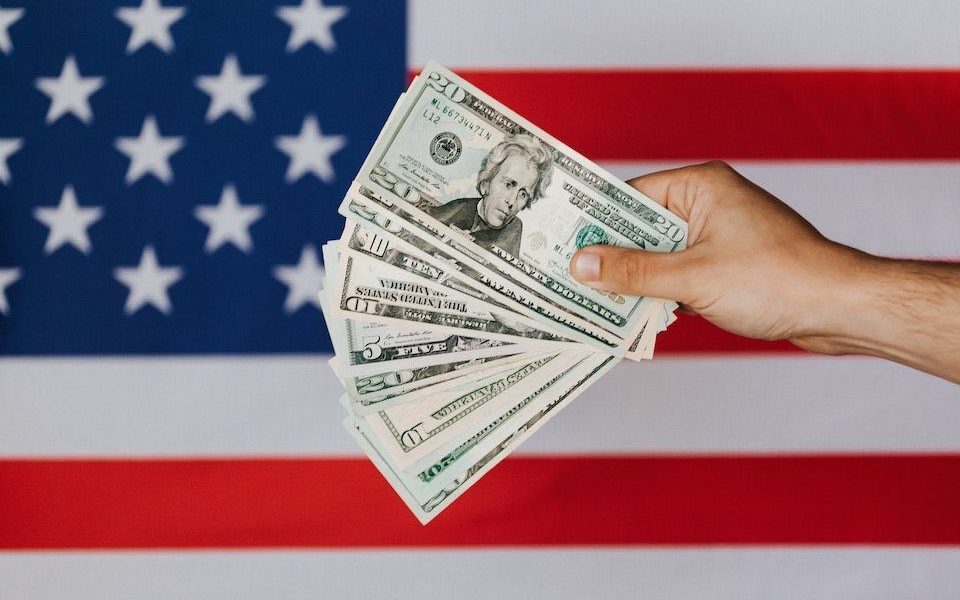 sua-dolari-drapel-ajutor-steag-flag-us-bani-karolina-grabowska-4386425-e1663300361346.jpg - JurnalUrban