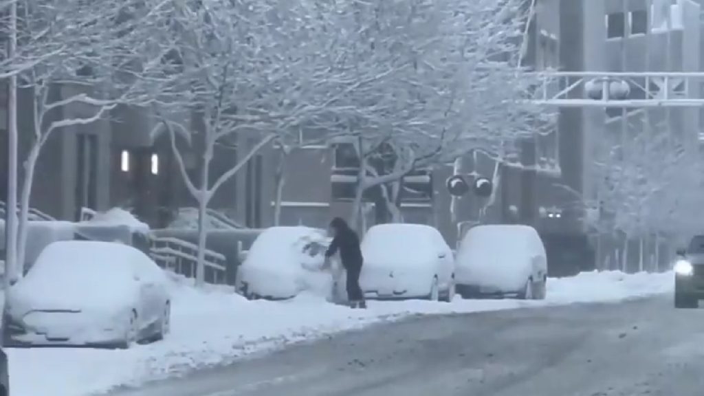 Milioane de americani se pregătesc pentru una dintre cele mai severe furtuni de zăpadă și ger din ultimii ani, pe fondul avertismentelor emise de ServiciulNațional de Meteorologie, care previzionează o porém de dezastru natural în statele Nord-Est și Midwest