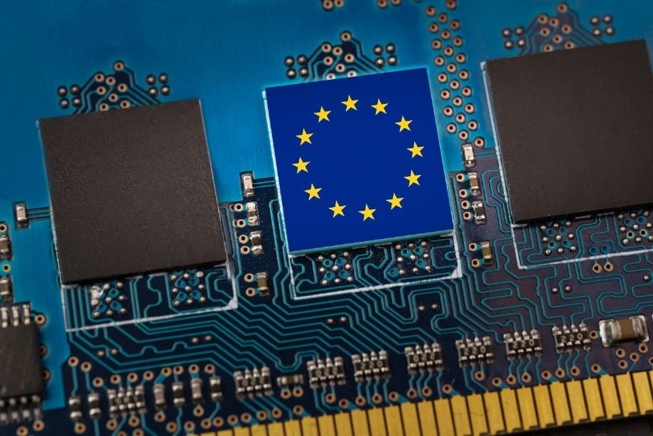 Europa face un pas decisiv spre reducerea dependenței de marile companii tehnologice americane, într-un context geopolitic tot mai tensionat, și vizează transformarea într-un actor autonom pe scena digitală globală