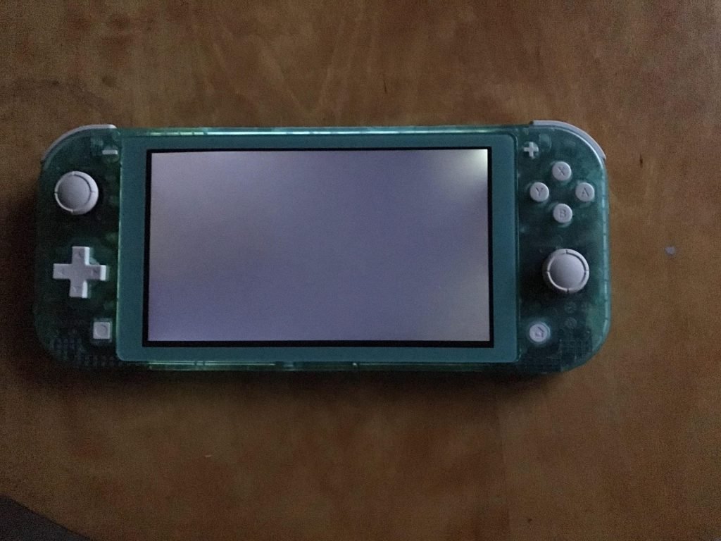Ecranul negru sau mesajul „No signal” când încerci să conectezi consola Nintendo Switch la TV rămâne o situație frecventă, dar în marea majoritate a cazurilor nu indică o problemă gravă, ci doar o relație de compromis în negocierile de semnal HDMI