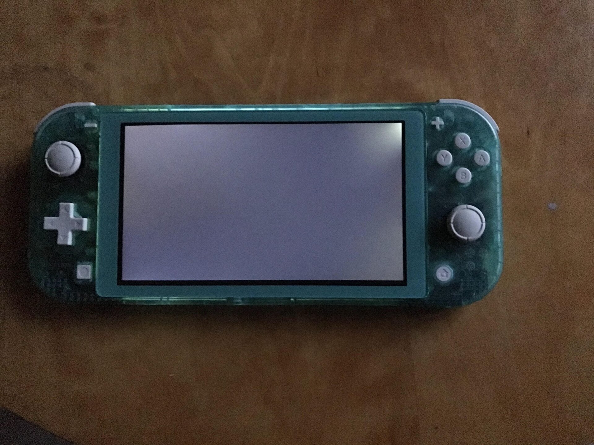 Ecranul negru sau mesajul „No signal” când încerci să conectezi consola Nintendo Switch la TV rămâne o situație frecventă, dar în marea majoritate a cazurilor nu indică o problemă gravă, ci doar o relație de compromis în negocierile de semnal HDMI