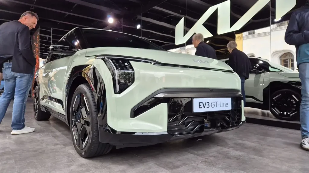 KIA a lansat la Salonul Auto de la Bruxelles 2026 cea mai nouă și puternică variantă a crossover-ului său electric, EV3 GT