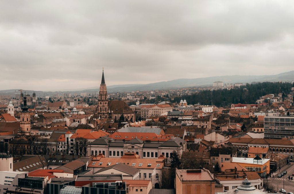 Majoritatea administrațiilor locale din România au aprobat recent majorări semnificative ale impozitelor pe clădiri rezidențiale, măsuri care au generat controverse și preocupări în rândul proprietarilor de case și apartamente