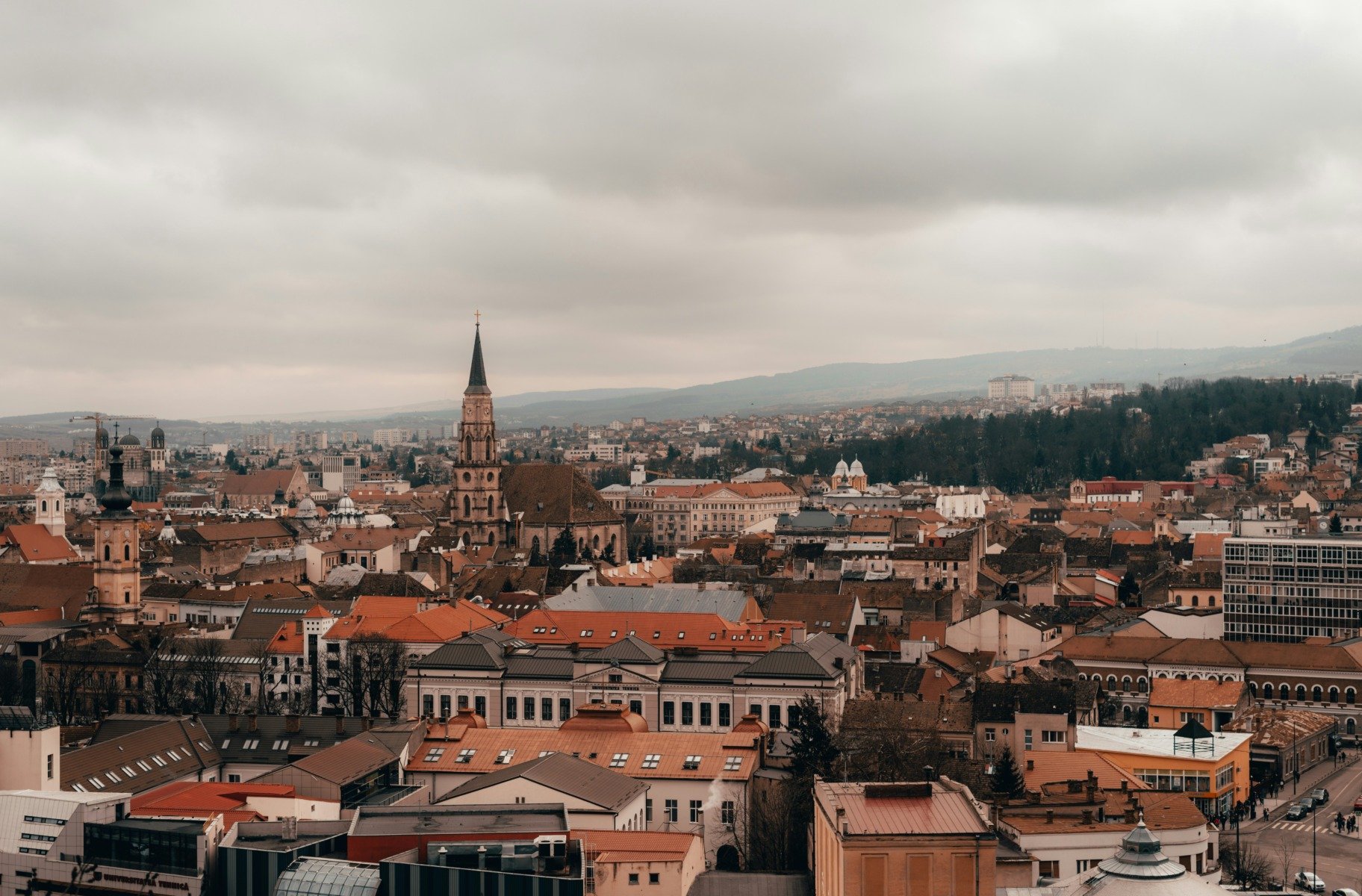 Majoritatea administrațiilor locale din România au aprobat recent majorări semnificative ale impozitelor pe clădiri rezidențiale, măsuri care au generat controverse și preocupări în rândul proprietarilor de case și apartamente