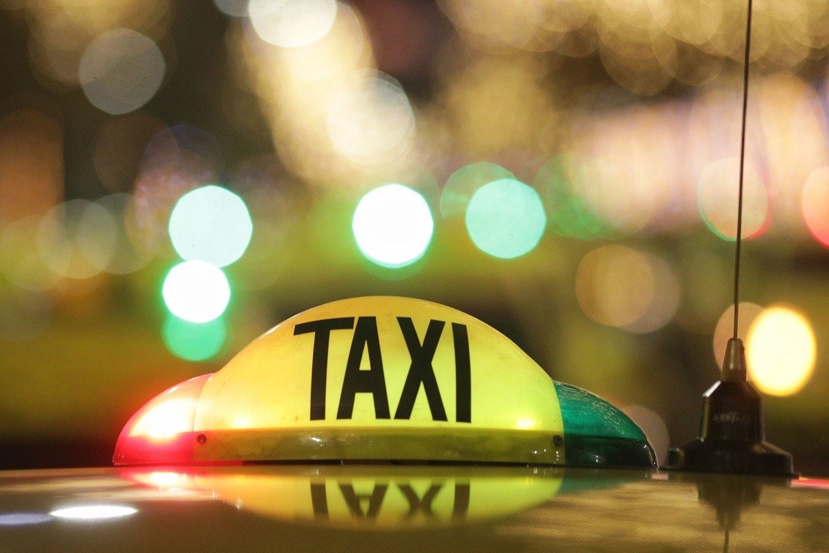 Un incident violent a șocat miercuri dimineață comunitatea din județul Mureș, când un taximetrist de 54 de ani a fost înjunghiat de trei tineri