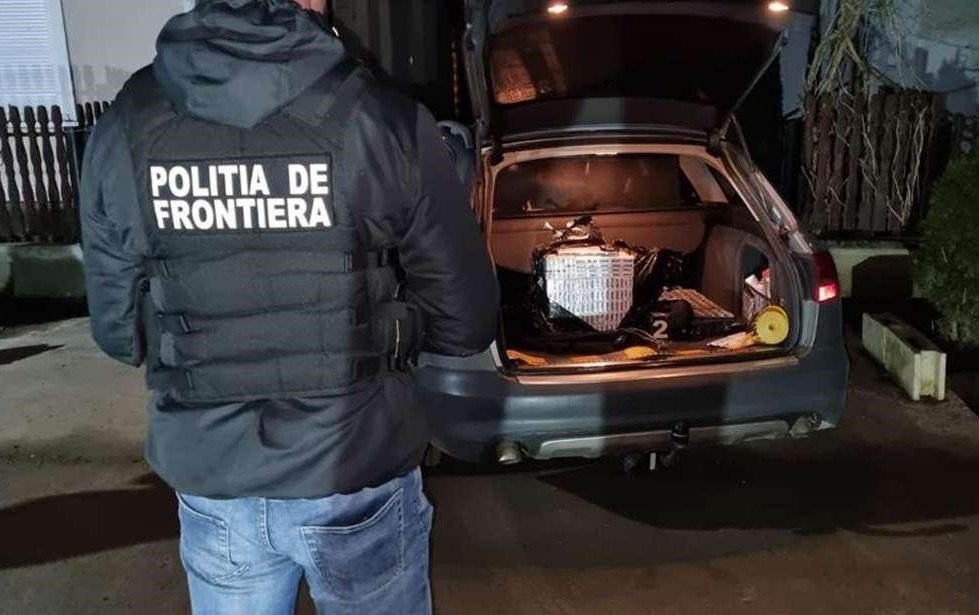 Trei polițiști de frontieră din județul Arad, implicați într-un scandal de proporții, au fost deferiți justiției după ce ancheta a scos la iveală faptul că aceștia au furat peste 900 de baxuri de țigări din camera de dovezi a Sectorului de Poliție de Frontieră Turnu