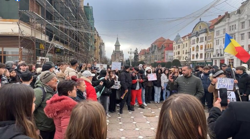 Timișoara, 28 februarie 2023 – Zeci de oameni s-au adunat marți după-amiază în inima Timișoarei pentru a protesta împotriva percepției unei scăpări a răspunderii penale în cazul minorilor