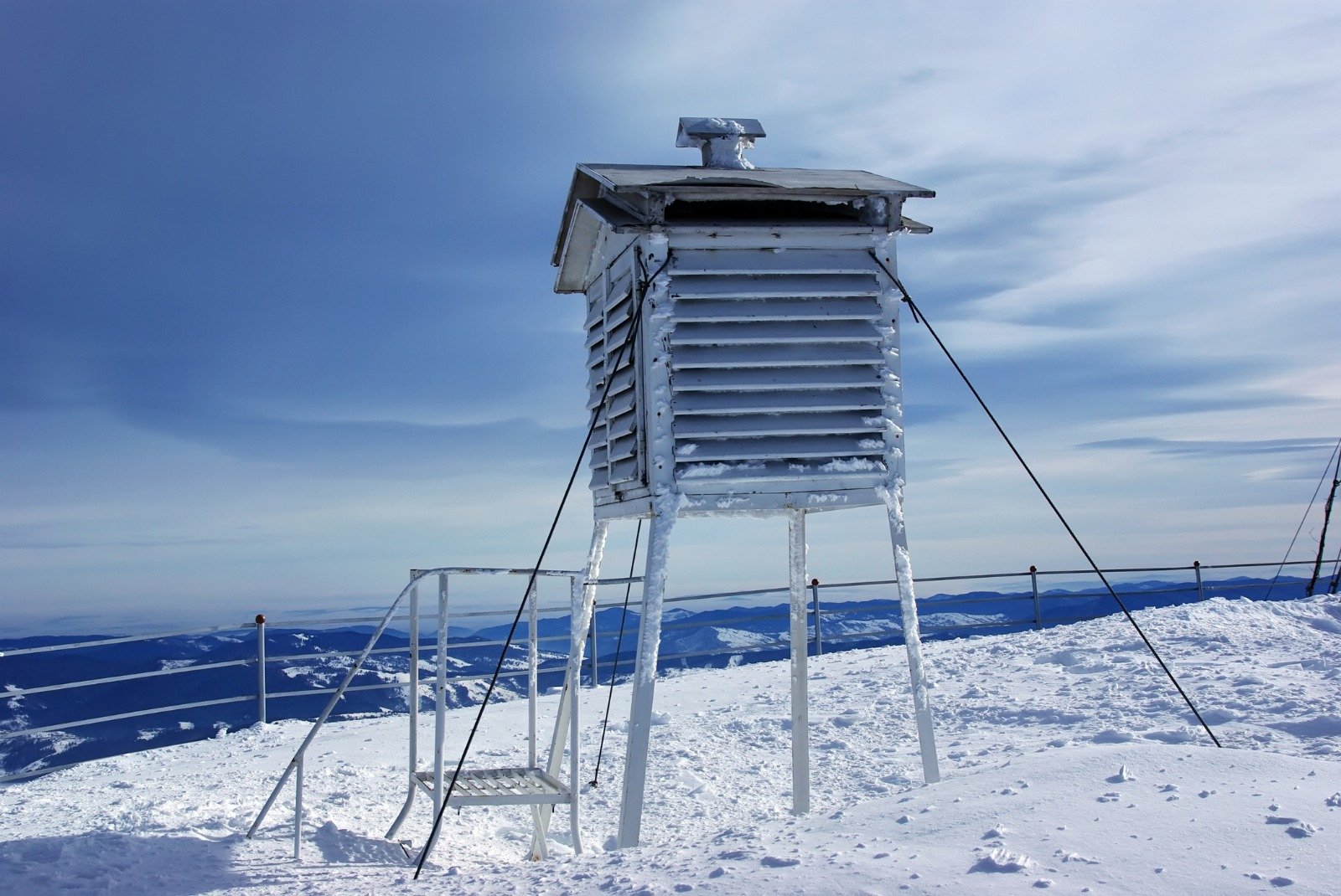 După aproape două decenii de măsurători și analize, Administrația Națională de Meteorologie (ANM) relevă, într-o analiză aprofundată, evoluția stratului de zăpadă și temperaturile înregistrate în luna ianuarie, pentru perioada 2010-2026