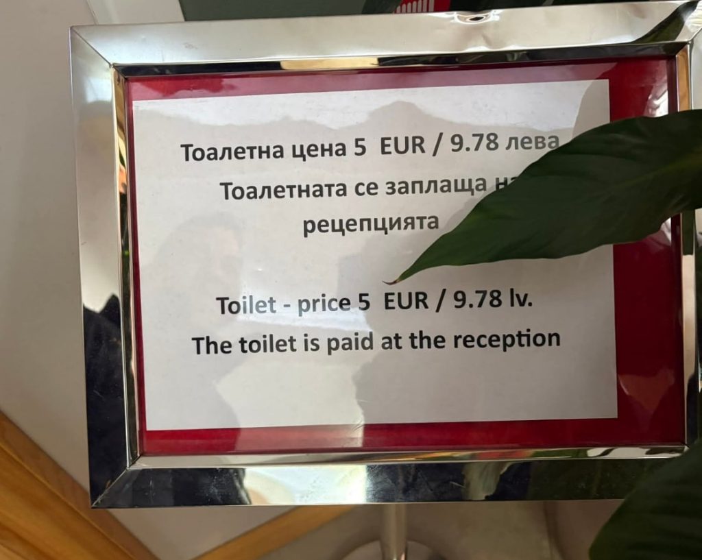 Un hotel din stațiunea de schi Boroveț, din Bulgaria, a stârnit recent valuri de critici după ce a anunțat perceperea unei taxe de 5 euro pentru utilizarea toaletelor