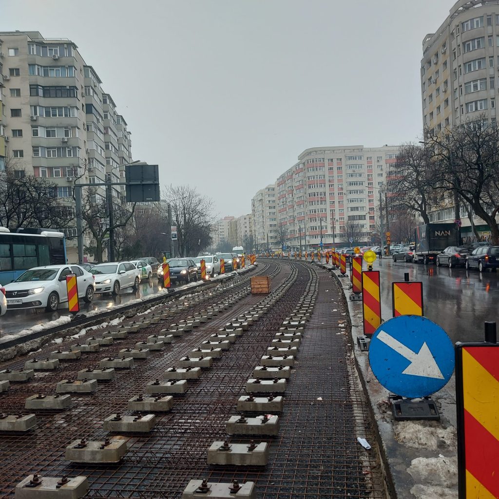Muncitorii au montat traversele de tramvai pe bulevardul Chișinău, în condiții de ger, în cadrul lucrărilor de reabilitare