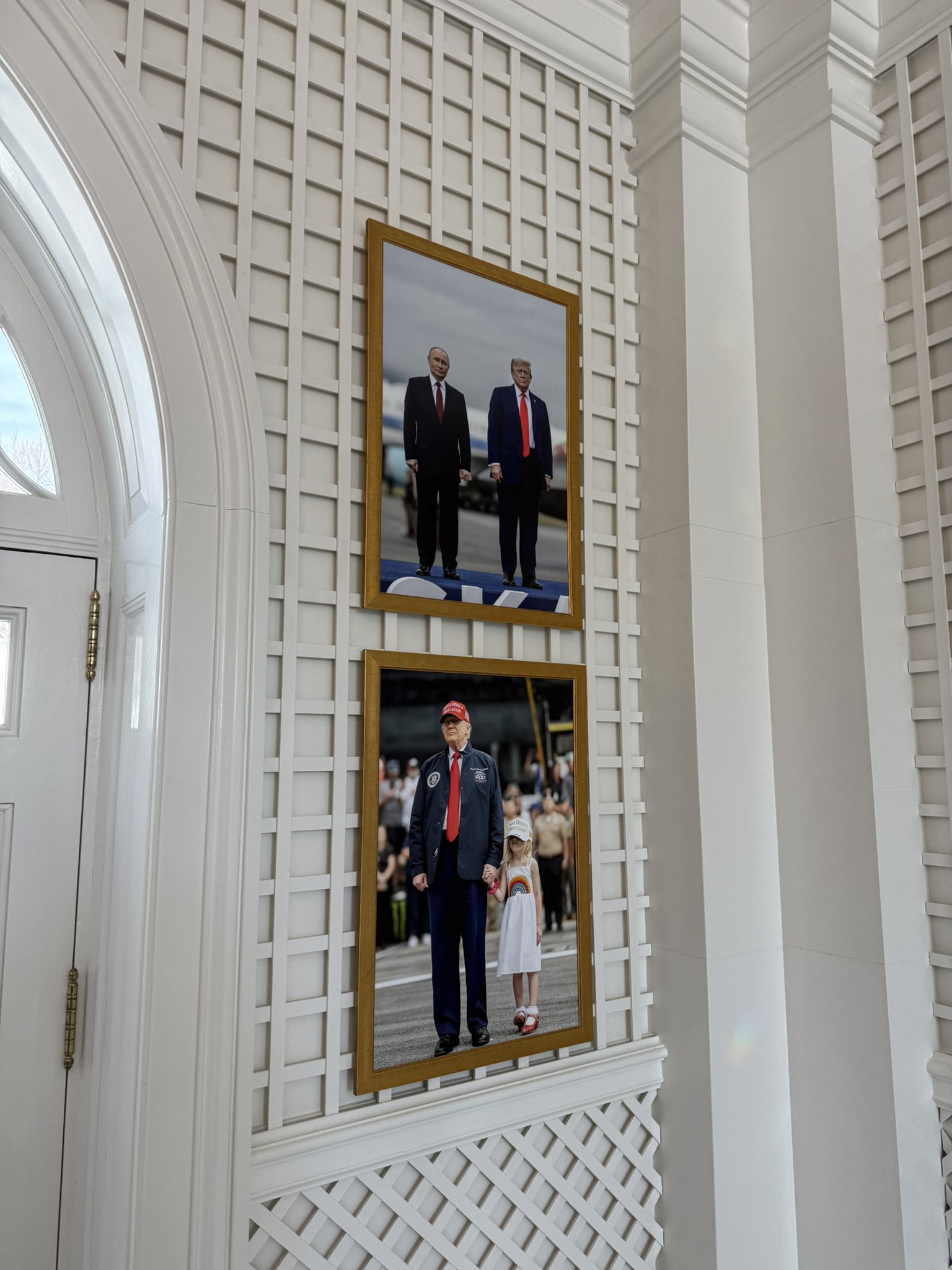 Personalul Casei Albe a surprins intern un moment simbolic: o fotografie cu Donald Trump și Vladimir Putin, surprinși împreună în timpul summitului din Alaska, a fost agățată pe peretele din biroul președintelui american