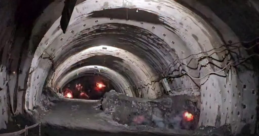 Lucrările de construcție pe secțiunea montană a autostrăzii Sibiu-Pitești avansează, în ciuda condițiilor meteo nefavorabile din ultimele săptămâni