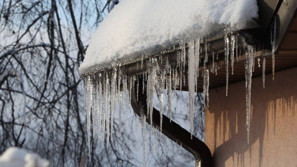 Trecerea bruscă de la temperaturi geroase la temperaturi pozitive în timpul zilei, urmată de scăderi bruste ale termometrului pe timpul nopții, a creat condiții extrem de periculoase în Capitală