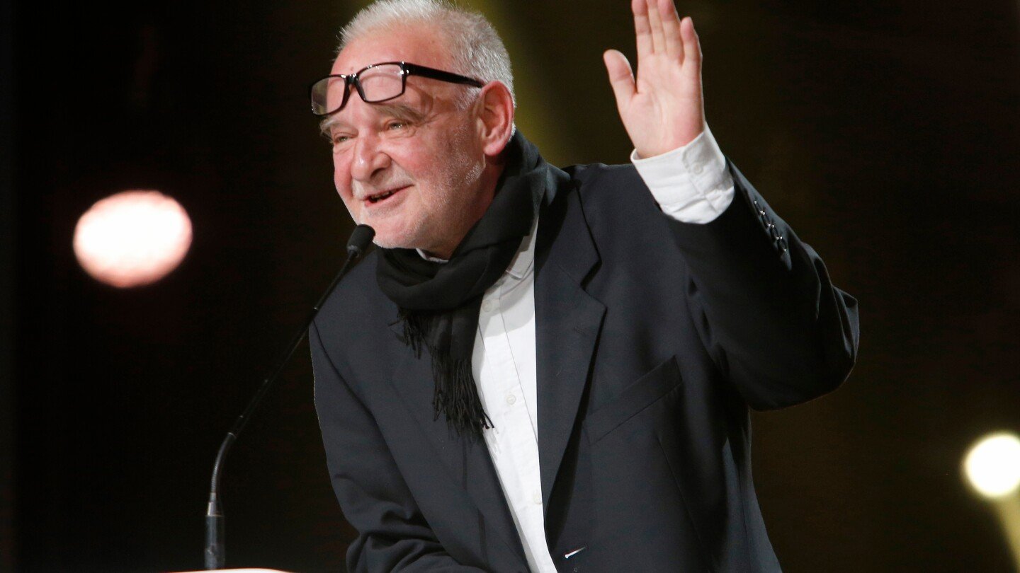 Cinematografia mondială șochează: Moartea lui Béla Tarr, maestrul filmului experimental Regizorul maghiar Béla Tarr, cunoscut pentru operele sale sinistre și complexe, a decedat la vârsta de 70 de ani, după o lungă și serioasă boală