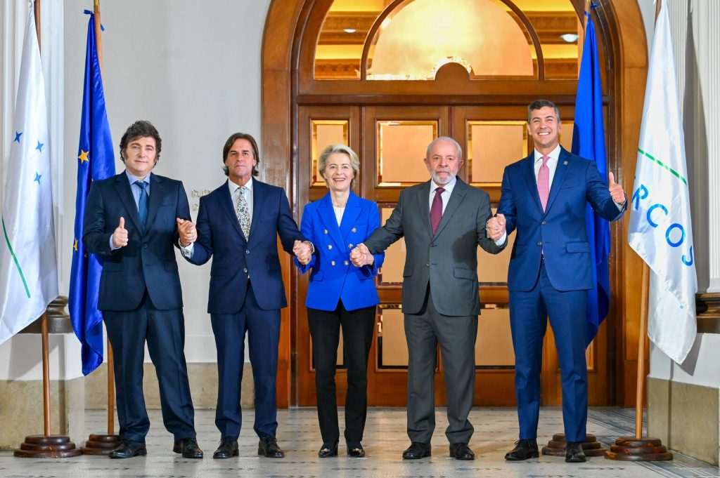 Uniunea Europeană pregătește semnarea celui mai amplu acord comercial din istorie, vizând crearea unei zone economice de amploare cu Mercosur, blocul economic format din Brazilia, Argentina, Paraguay și Uruguay